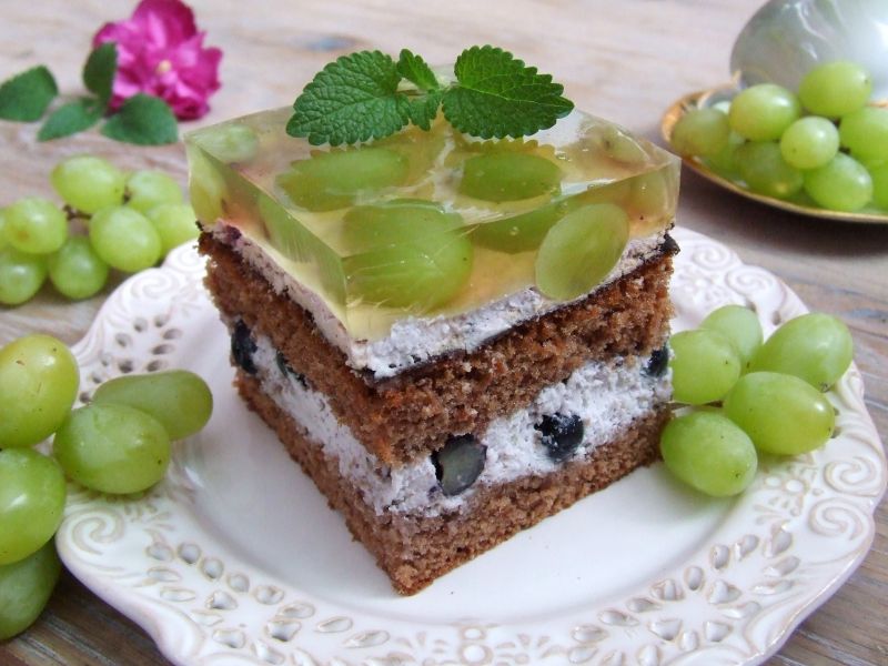 Przekładaniec z winogronem i borówkami