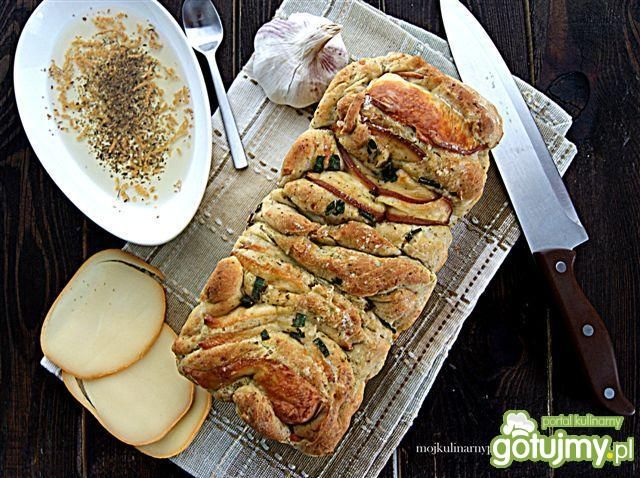 Przekładany chleb z wędzonym serem