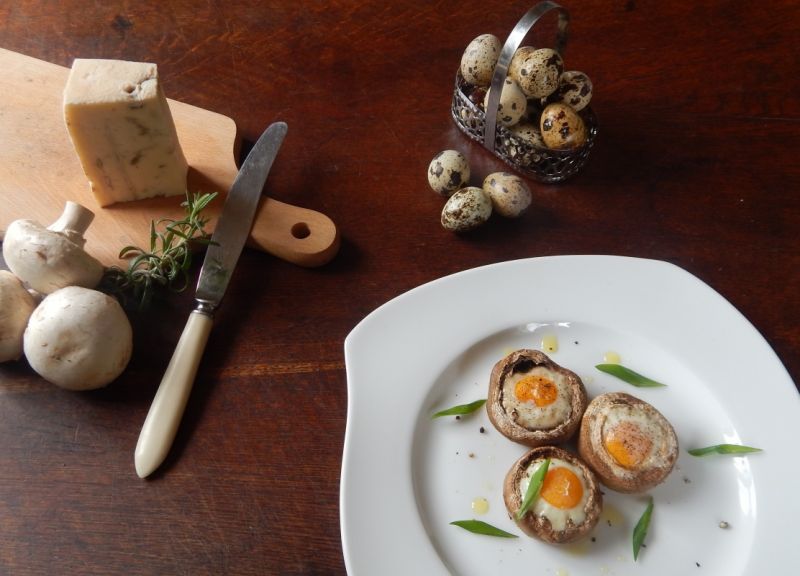 Przepiórcze jaja na pieczarkach
