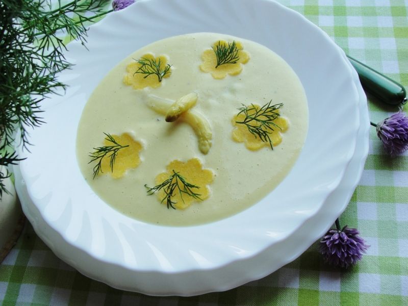 Przepisy na kremowe zupy ze szparagów Przepisy na kremowe zupy ze szparagów