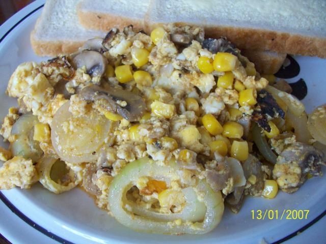 Przepyszna jajecznica z kukurydzą :) Przepyszna jajecznica z kukurydzą :)