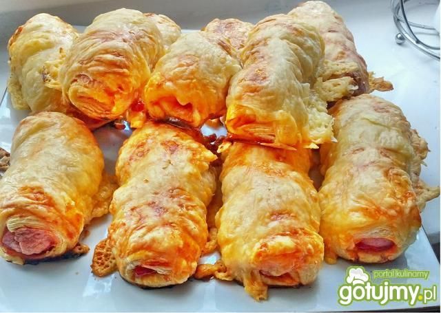 Przepyszne parówki w cieście francuskim Przepyszne parówki w cieście francuskim