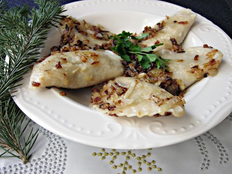 Przesmażone pierogi z grzybami i czosnkiem