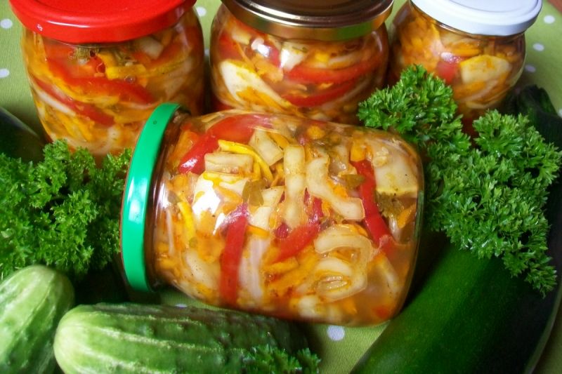 Przetwory - pyszna sałatka wielowarzywna