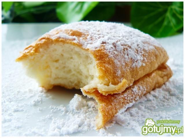 Przypudrowane ciasto szyfonowe
