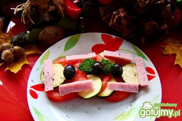 Przystawka z czarnych oliwek i pomidora