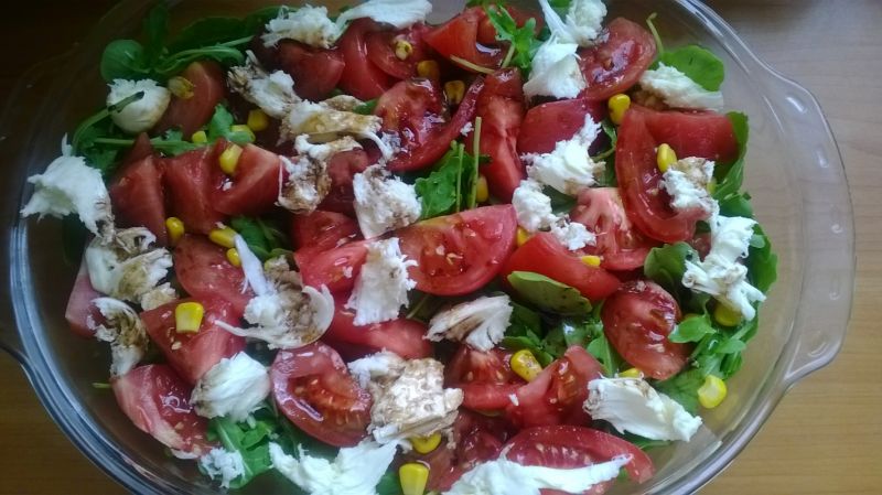 Przystawka z mozzarellą i rukolą