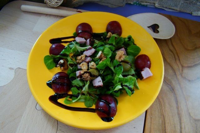 Przystawka z roszponki i winogrona czerwonego  Przystawka z roszponki i winogrona czerwonego