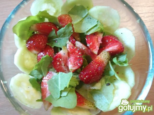 Przystawka z truskawką i ogórkiem