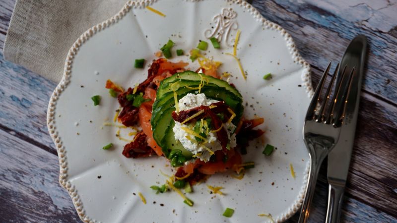 Przystawka z wędzonego łososia i suszonych pomidor