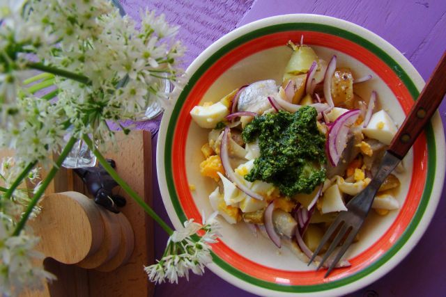 Przystawka ze śledzia i młodych ziemniaków