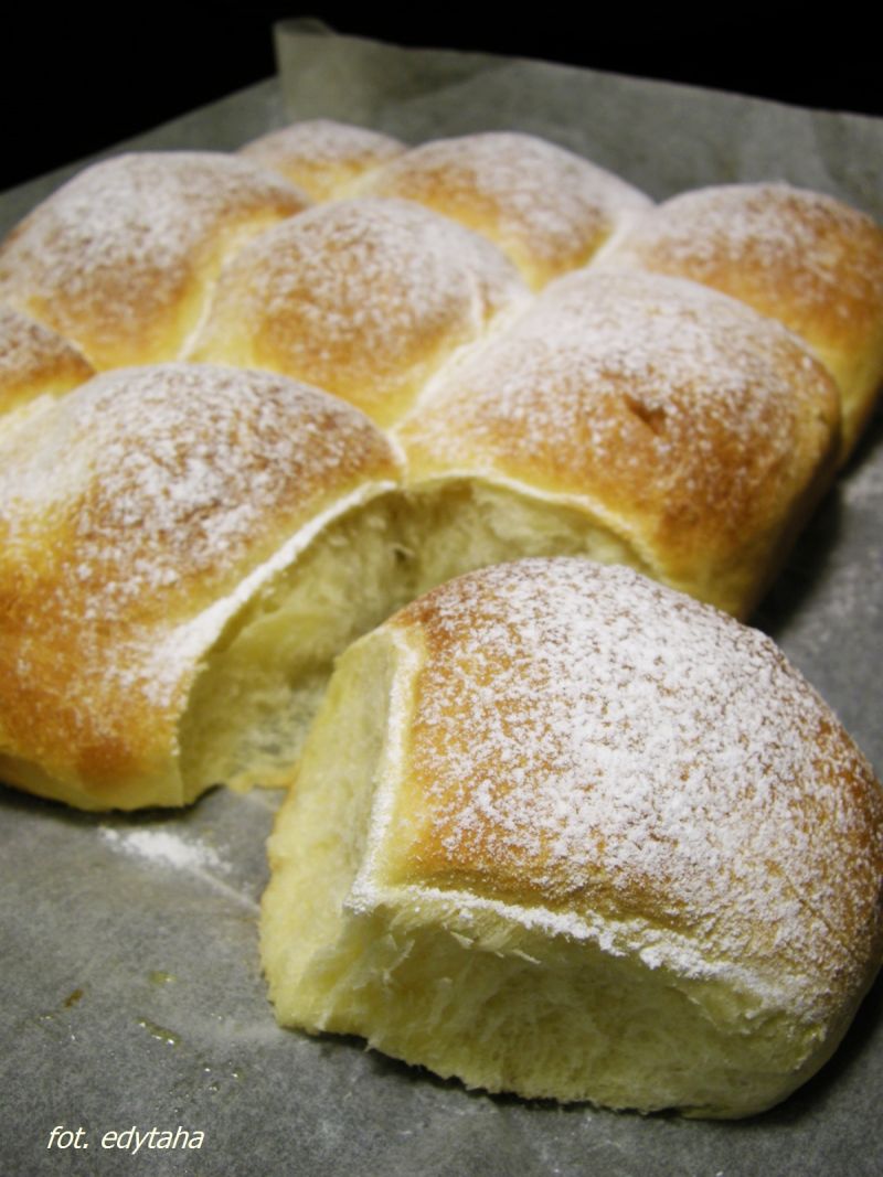 Przytulane drożdżówki ze śliwkami i orzechami  Przytulane drożdżówki ze śliwkami i orzechami