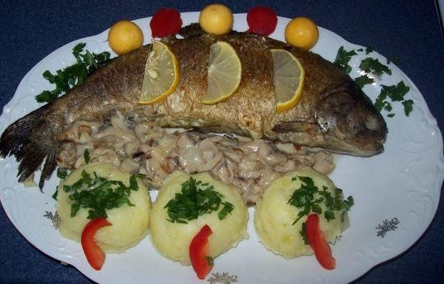 Pstrąg faszerowany borowikami