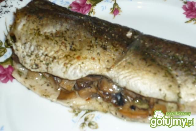 Pstrąg faszerowany pieczarkami