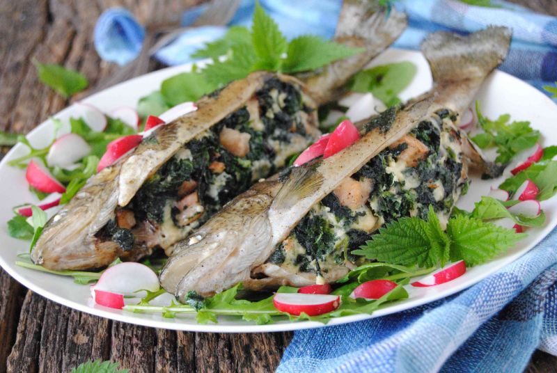 Pstrąg faszerowany pokrzywą