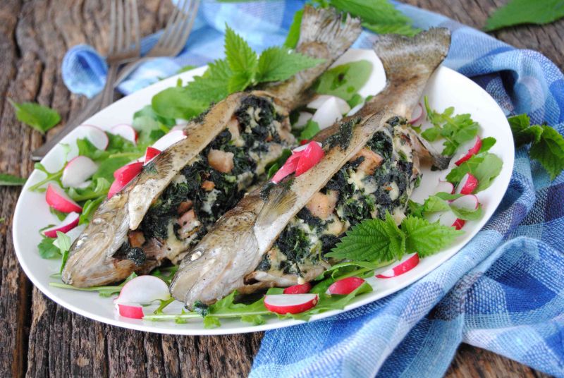 Pstrąg faszerowany pokrzywą