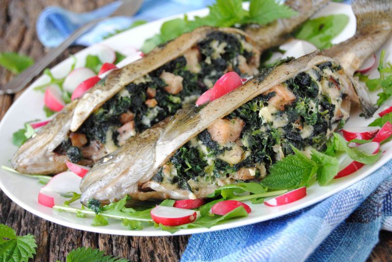 Pstrąg faszerowany pokrzywą