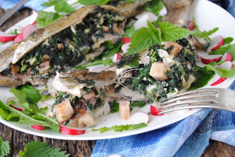 Pstrąg faszerowany pokrzywą