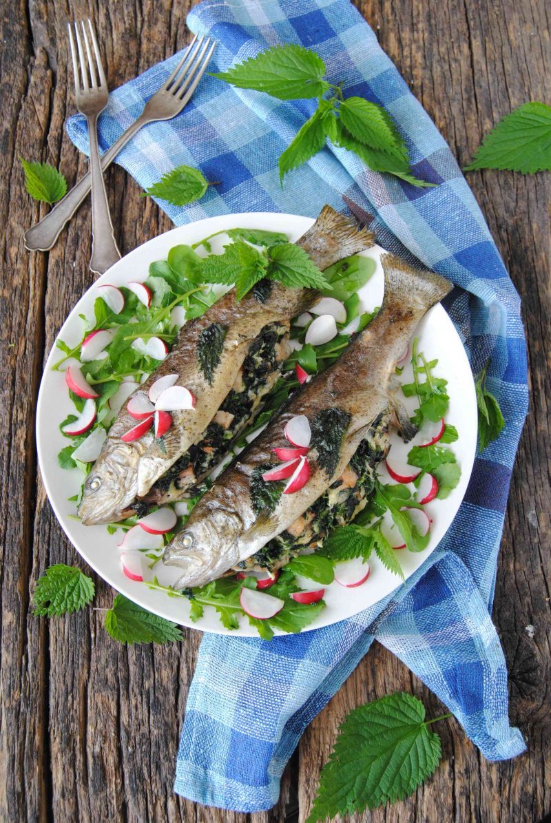 Pstrąg faszerowany pokrzywą