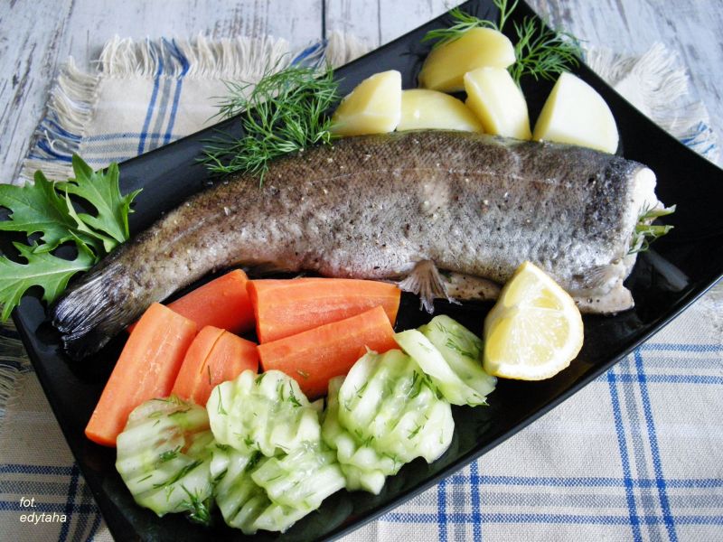 Pstrąg gotowany na parze