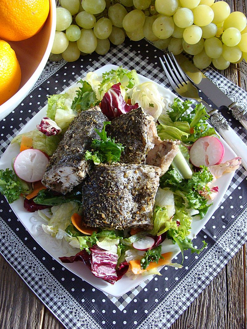 Pstrąg gotowany na parze podany na sałacie