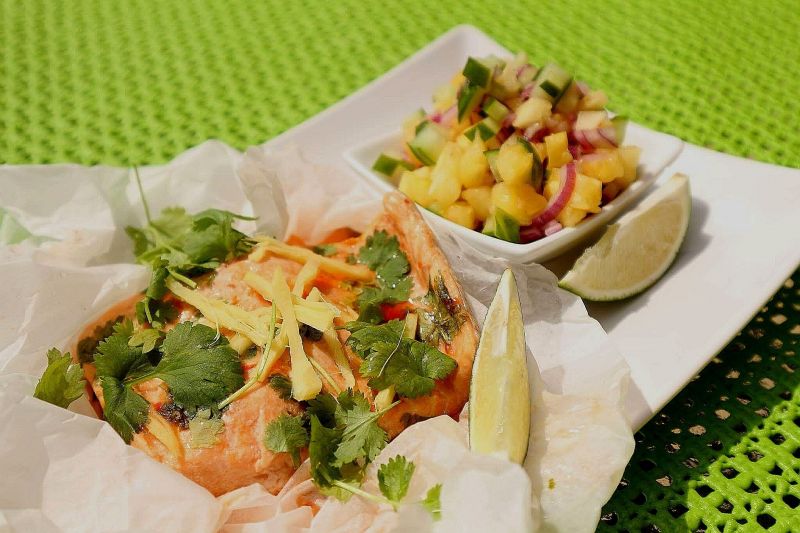 Pstrąg łososiowy gotowany na parze z salsą  Pstrąg łososiowy gotowany na parze z salsą