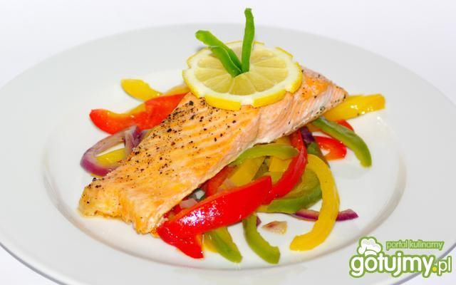 Pstrąg łososiowy na paprykowej podusi 