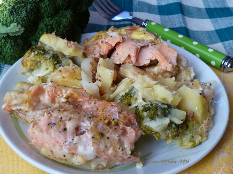 Pstrąg łososiowy pieczony z ziemniakami i brokułem