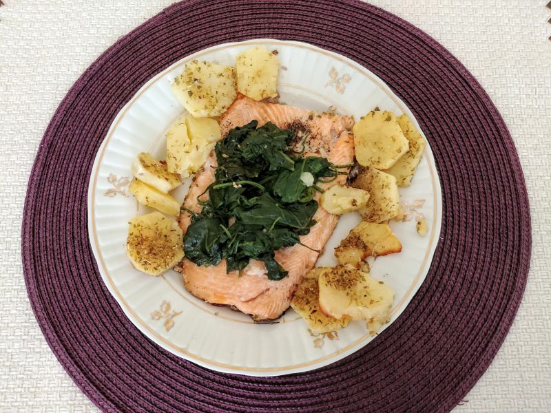 Pstrąg łososiowy pod szpinakową kołderką Pstrąg łososiowy pod szpinakową kołderką