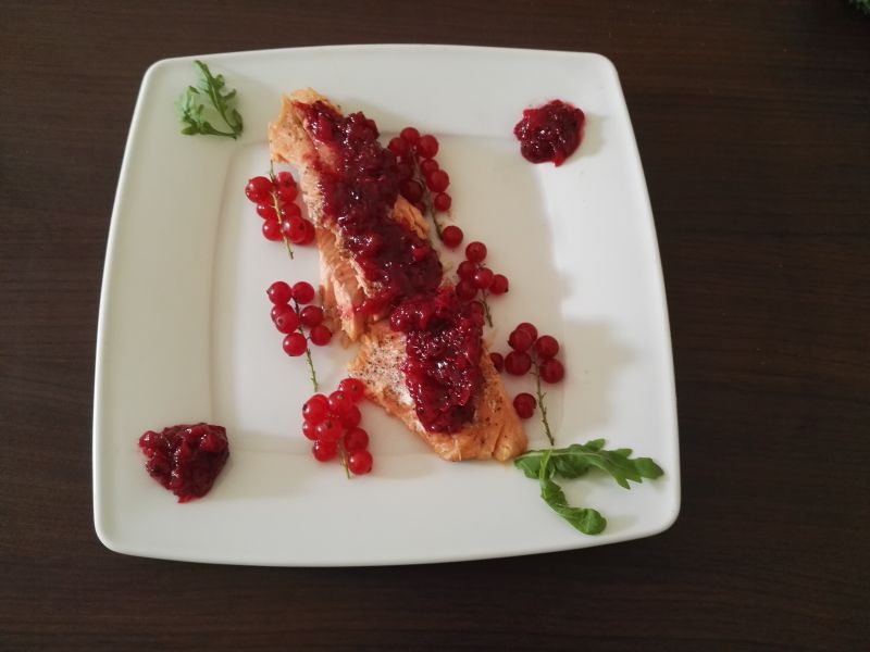 Pstrąg łososiowy w chutney z porzeczki