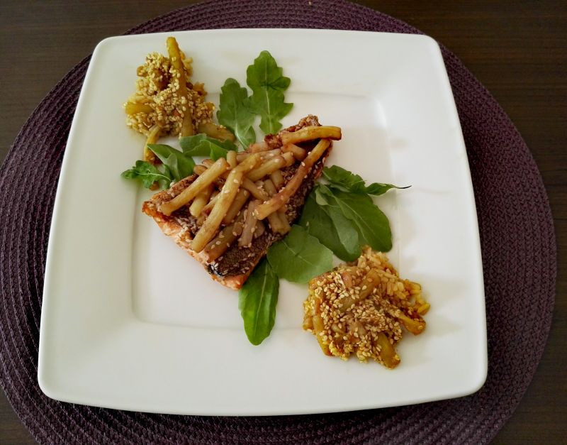 Pstrąg łososiowy w fasolkowych głębinach