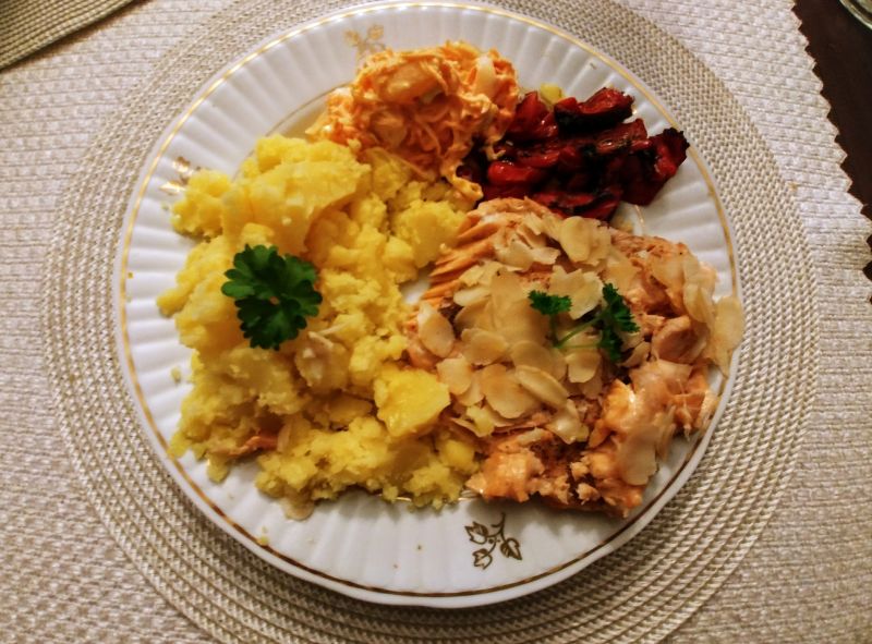 Pstrąg łososiowy w płatkach migdałowych Pstrąg łososiowy w płatkach migdałowych