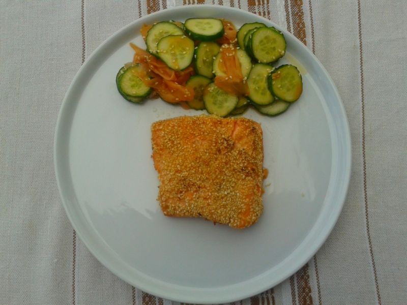 Pstrąg łososiowy w sezamie z sałatką z ogórków 