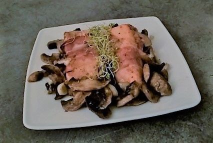 Pstrąg łososiowy w szynce parmeńskiej