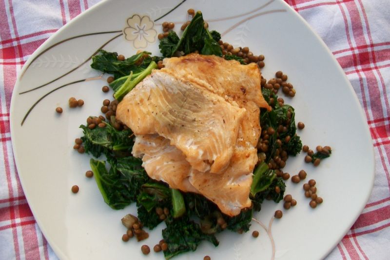 Pstrąg łososiowy z jarmużem i soczewicą