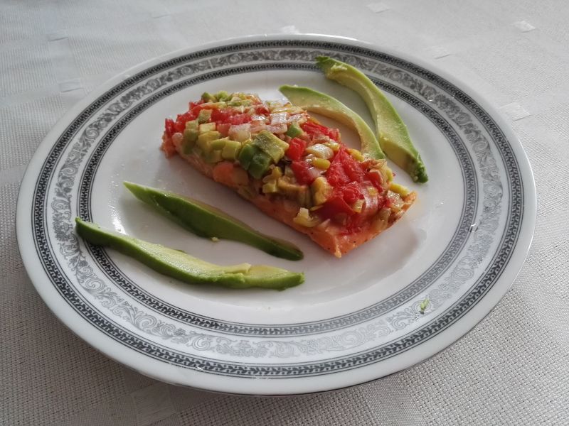 Pstrąg łososiowy z kolorową pierzynką z awokado Pstrąg łososiowy z kolorową pierzynką z awokado