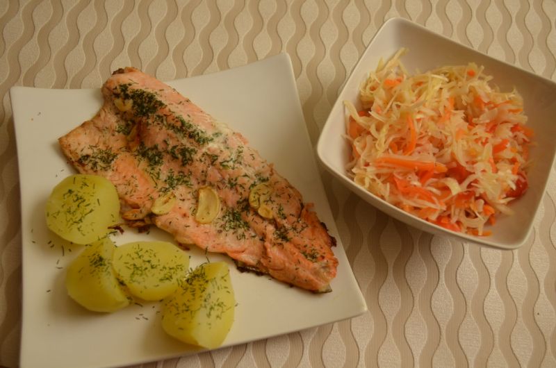 Pstrąg łososiowy z koperkiem