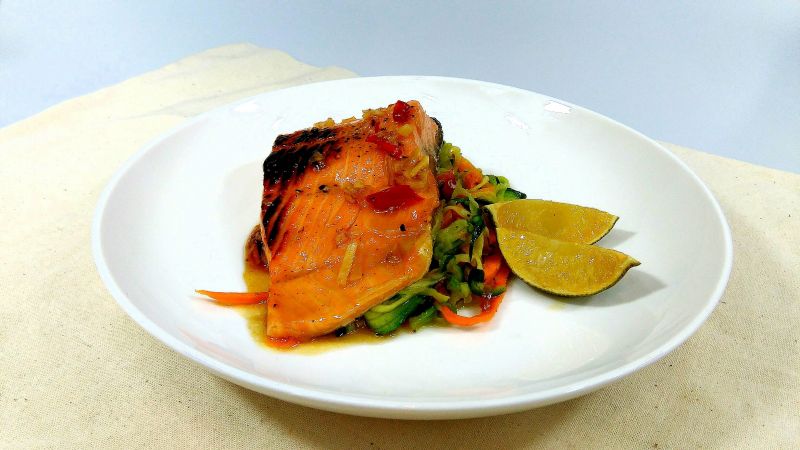 Pstrąg łososiowy z miodzie i czosnku z makaronem 