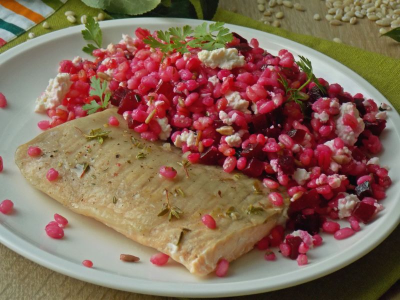 Pstrąg łososiowy z różowym pęczakiem i twarogiem