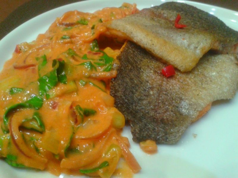 Pstrąg łososiowy z sosem kokosowym  i pak choi