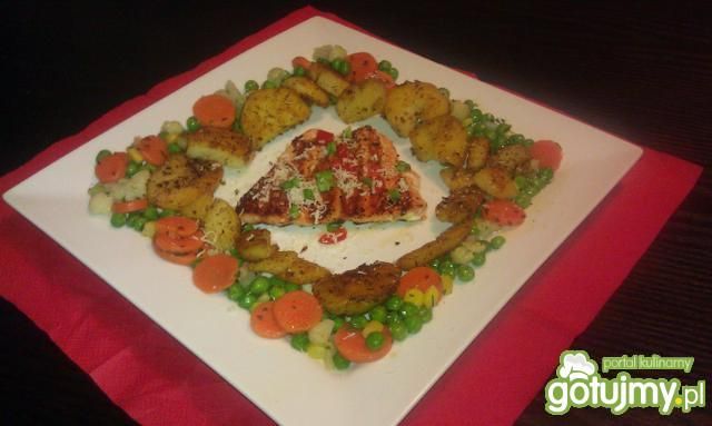 Pstrąg łososiowy z warzywami Pstrąg łososiowy z warzywami