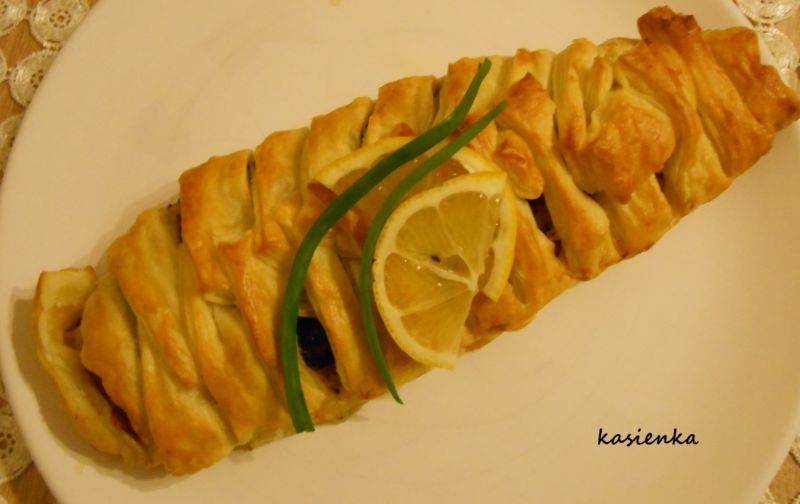 Pstrąg łososiowy zaplatany w cieście francuskim