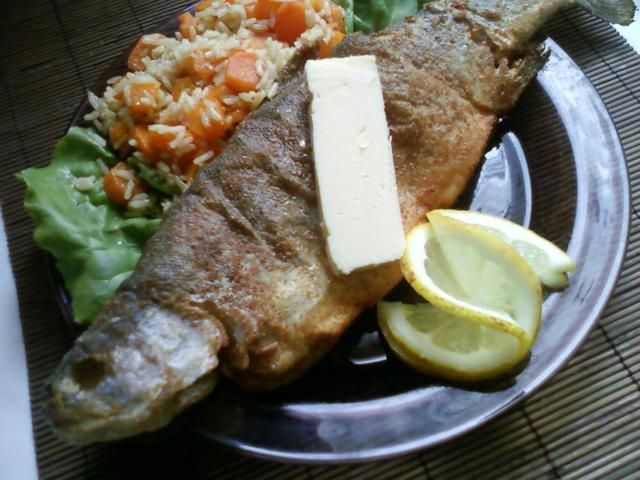 Pstrąg, mój pierwszy, z ryżem na masełku