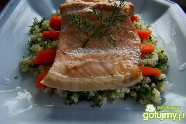 Pstrąg na kuskusie z marchewką . Pstrąg na kuskusie z marchewką .