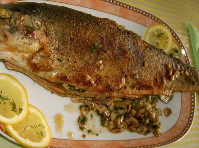 Pstrag nadziewany pieczarkami .... Pstrag nadziewany pieczarkami ....