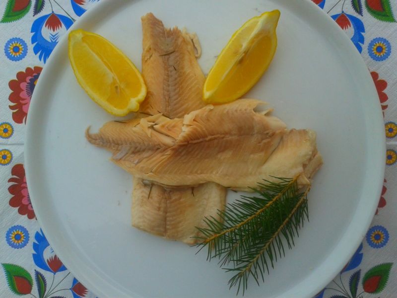 Pstrąg pieczony na gałązkach świerkowych Pstrąg pieczony na gałązkach świerkowych