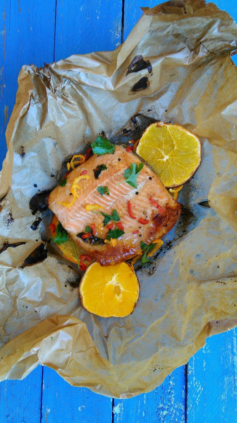 Pstrąg pieczony na pomarańczach