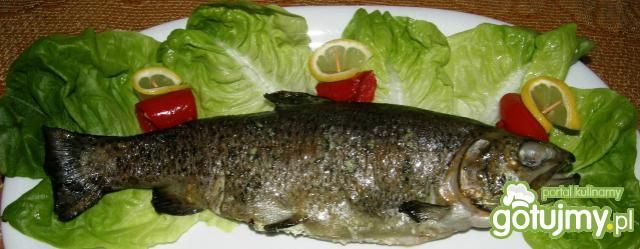 Pstrąg pieczony w folii nadziewany fetą