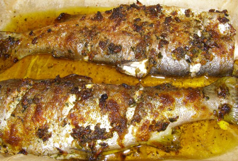 Pstrąg pieczony w marynacie ziołowej