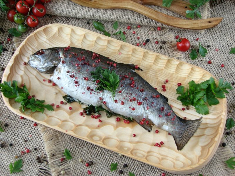 Pstrąg pieczony z czerwonym pieprzem